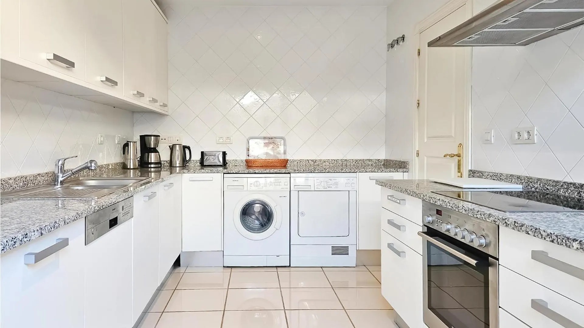 Semesterbostad Amazing Home In Benahavis With Swimming Pool Estepona